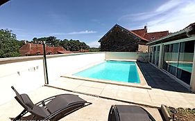 JURA - Maison de village entière avec piscine